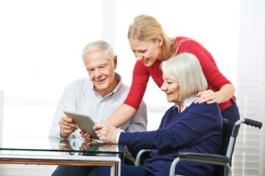 Ein Älteres Ehepaar arbeitet mit einem Tablet. Ihr Pflegedienst in Sonthofen.