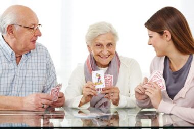 Pflegedienst Hermine aus Sonthofen, Kartenspielen Senioren.