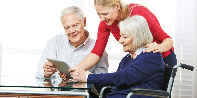 Ein Älteres Ehepaar arbeitet mit einem Tablet. Ihr Pflegedienst in Sonthofen.